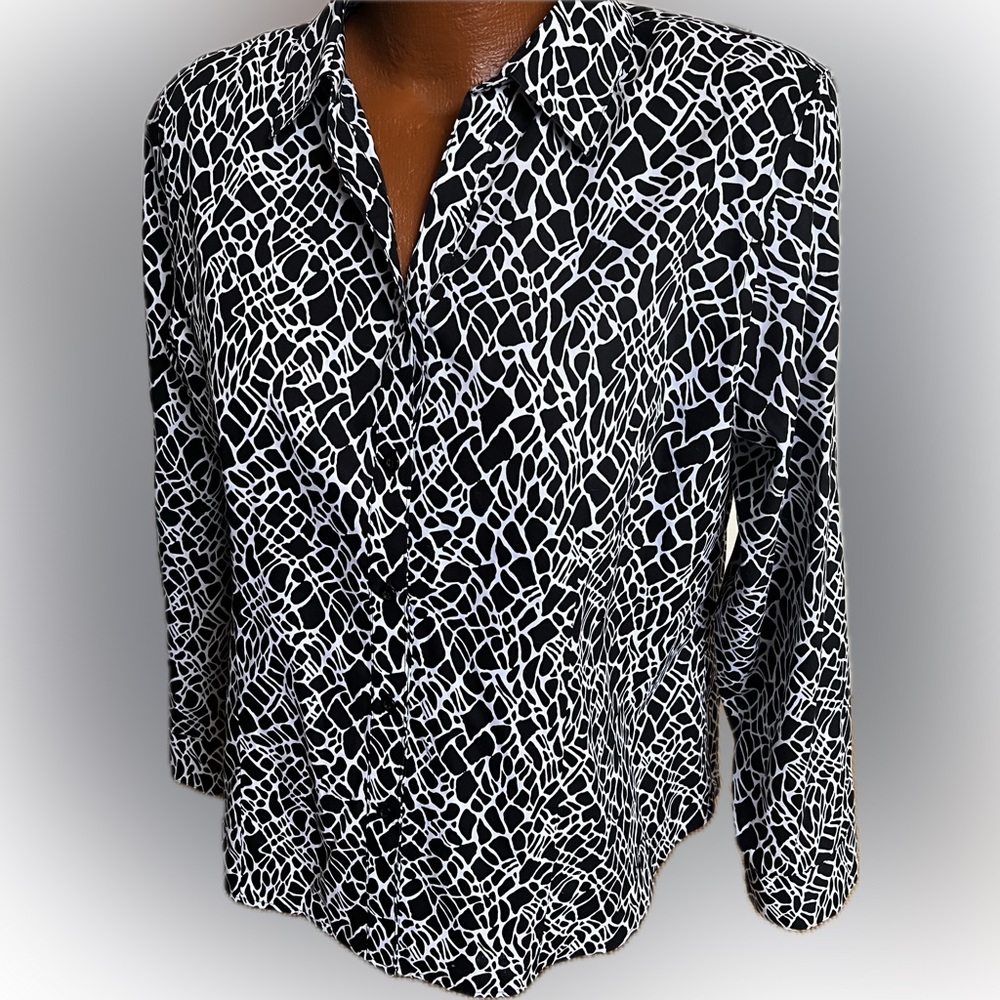 Gorgeous no iron blouse giraffe print Chico’s 3 XL 14/16 black white 💕 like new